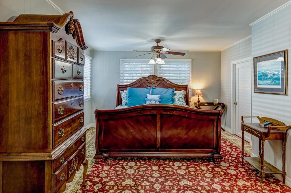 Large King size bed, dresser with lamp